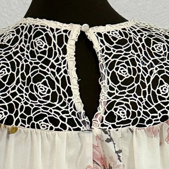 Beautiful off-white floral fully-lined dress with detailed rose lace - Picture 4 of 4